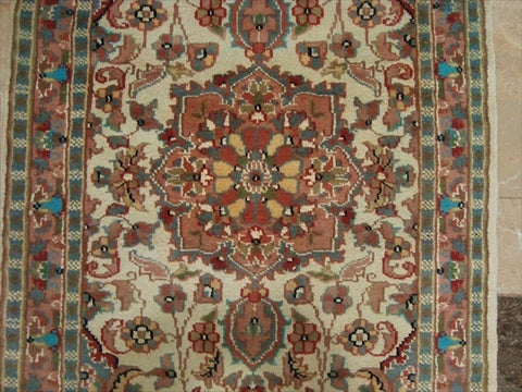 AHMEDANI Exclusive Medallion Flowers Area Rug Wool Silk Hand Knotted Carpet (4 x 2.6)'