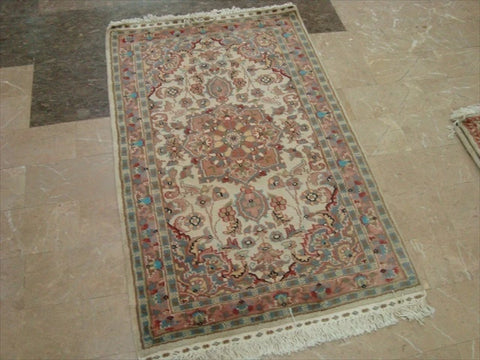 AHMEDANI Exclusive Medallion Flowers Area Rug Wool Silk Hand Knotted Carpet (4 x 2.6)'