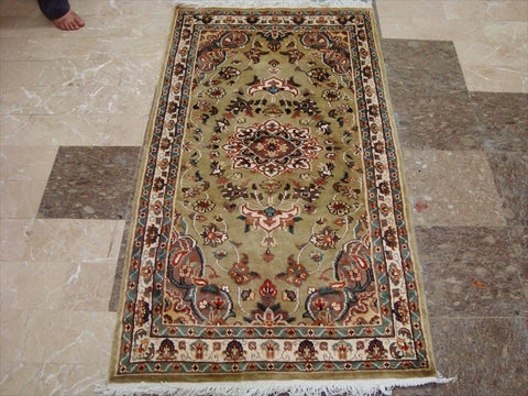 Exclusive Ivory Medallion Flowers Oriental Area Rug Hand Knotted Wool Silk Carpet (5 x 3)'