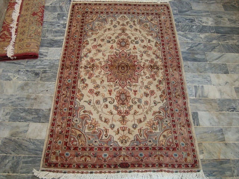 AHMEDANI Rectangle Area Rug Ivory Medallion Floral Hand Knotted Wool Silk Carpet (5 x 3)'