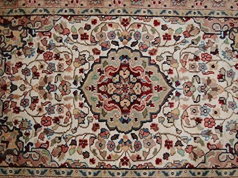 Love Ivory Medallion Flowers Area Rug Wool Silk Hand Knotted Carpet (5 x 3)'