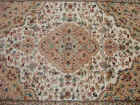 Gultarash Ivory Medallion Touch Flowers Rare Hand Knotted Area Rug Wool Silk Carpet (6 x 4)'