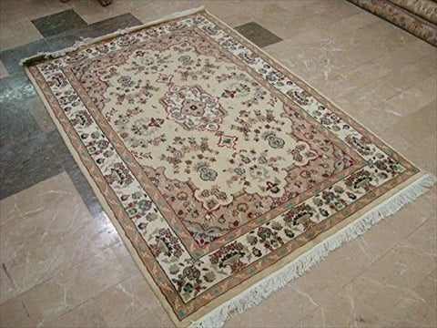 Exclusive Cream Ivory Touch Flower Lovely Area Rug Hand Knotted Wool Silk Carpet (6 X 4)'
