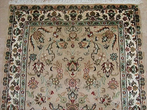 Exclusive Ivory Medallion Flowers Lovely Area Rug Hand Knotted Wool Silk Carpet (6 X 4)'