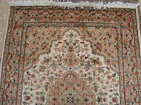 Gultarash Ivory Medallion Touch Flowers Rare Hand Knotted Area Rug Wool Silk Carpet (6 x 4)'