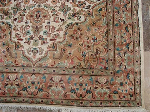 Gultarash Ivory Medallion Touch Flowers Rare Hand Knotted Area Rug Wool Silk Carpet (6 x 4)'