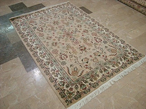 Exclusive Ivory Medallion Flowers Lovely Area Rug Hand Knotted Wool Silk Carpet (6 X 4)'