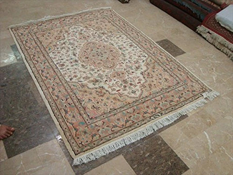 Gultarash Ivory Medallion Touch Flowers Rare Hand Knotted Area Rug Wool Silk Carpet (6 x 4)'