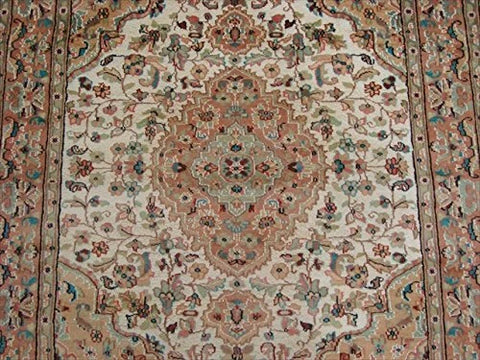 Gultarash Ivory Medallion Touch Flowers Rare Hand Knotted Area Rug Wool Silk Carpet (6 x 4)'