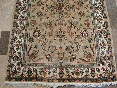 Exclusive Ivory Medallion Flowers Lovely Area Rug Hand Knotted Wool Silk Carpet (6 X 4)'