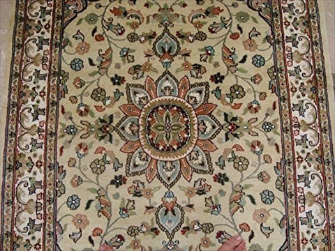Awesome Ivory Medallion Flowers Lovely Area Rug Hand Knotted Wool Silk Carpet (6 x 4)'