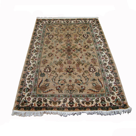 Exclusive Ivory Medallion Flowers Lovely Area Rug Hand Knotted Wool Silk Carpet (6 X 4)'